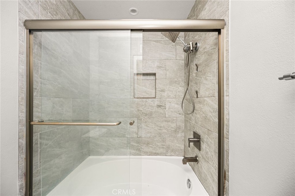 Large oval soaking style tub - 7 Atlanta, Irvine CA 92620 - photo 26