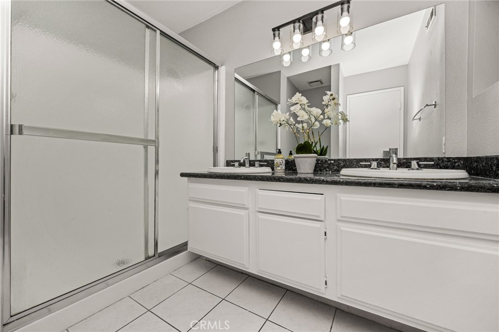 Hallway bathroom with dual sinks and granite counters - 7 Atlanta, Irvine CA 92620 - photo 31