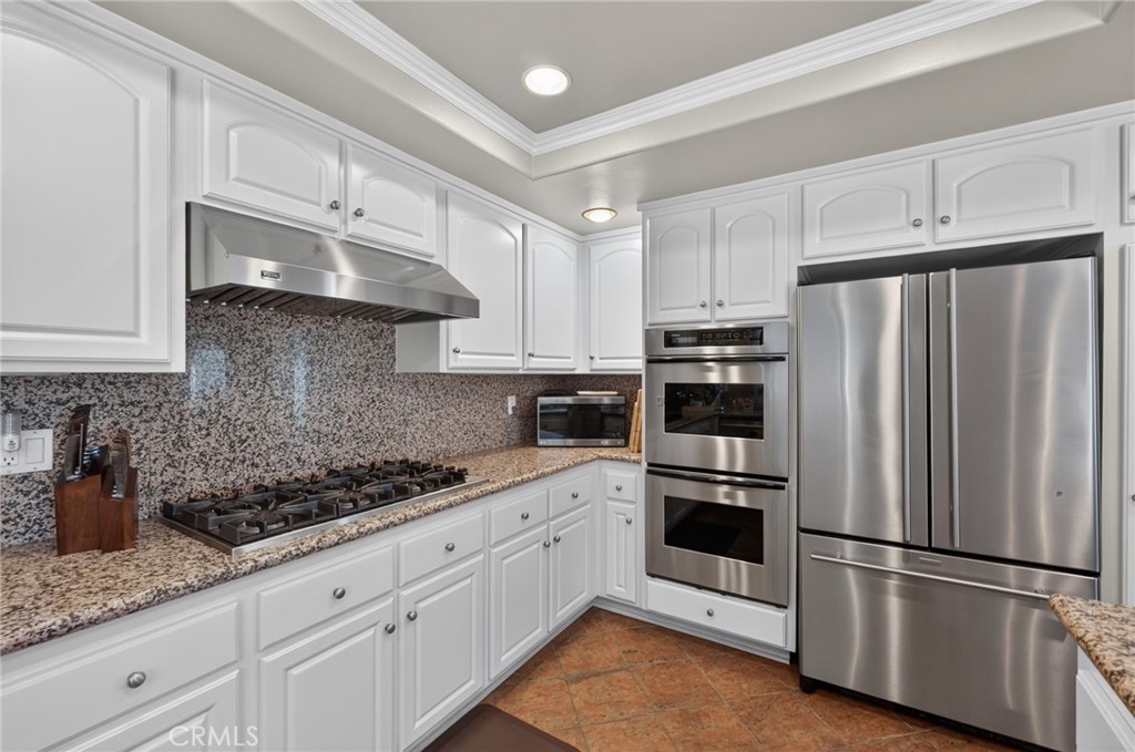 Beautiful kitchen with Viking stove top and stainless appliances - 7 Posada, Irvine CA 92614 - photo 19
