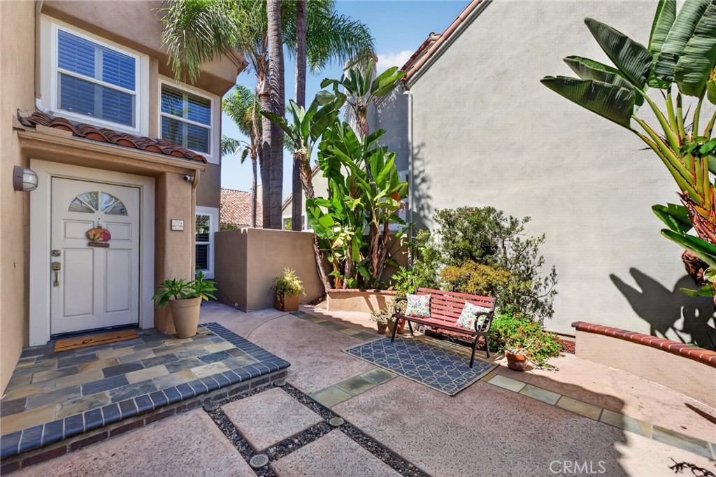 Gracious entry courtyard - 7 Posada, Irvine CA 92614 - photo 2