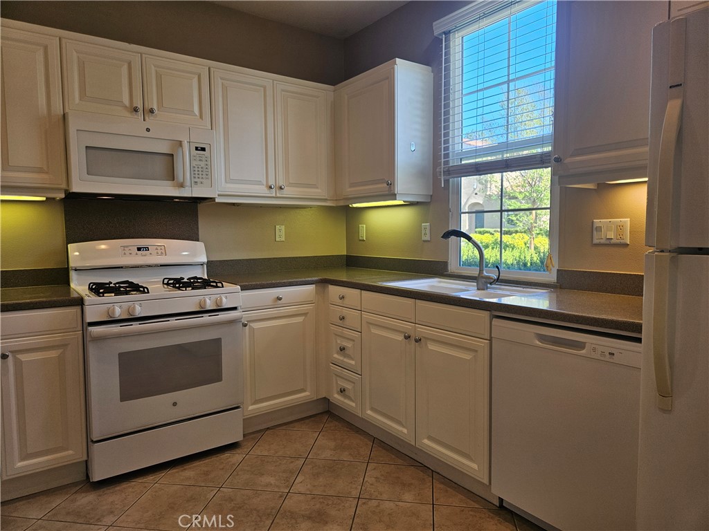 Gas range and oven, with tons of storage. - 7 Sonata Street, Irvine CA 92618 - photo 1