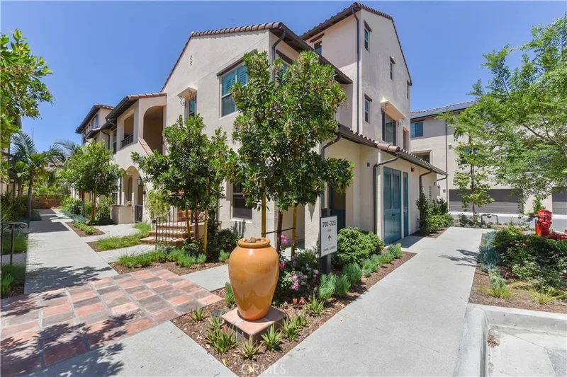 701 Spring Gdn, Irvine, CA 92618