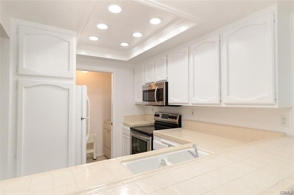 7202 Apricot Drive 7202, Irvine CA 92618 - photo 3
