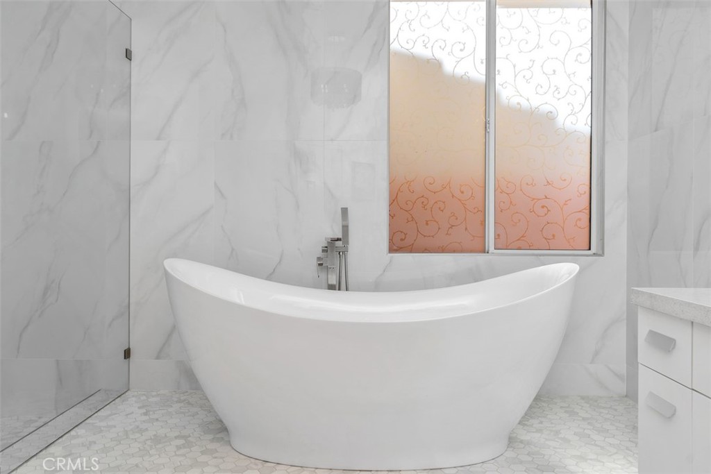 Soaker tub - 8 National Place, Irvine CA 92602 - photo 22