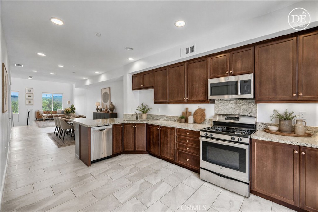 83 Waldorf, Irvine CA 92612 - photo 2