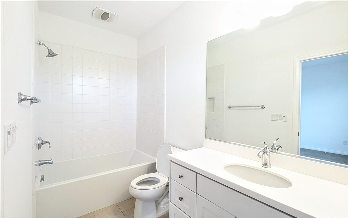 Jr. Ensuite Bathroom - 85 Thornhurst, Irvine CA 92620 - photo 18