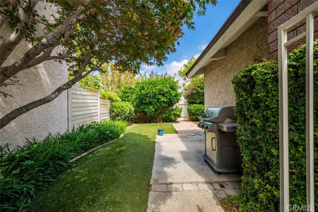 Wraparound low maintenance yard. - 9 Badger Pass, Irvine CA 92604 - photo 22