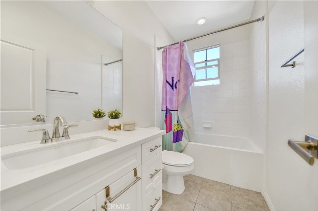 Upstairs Guest Full Bathroom - 92 Capricorn, Irvine CA 92618 - photo 26