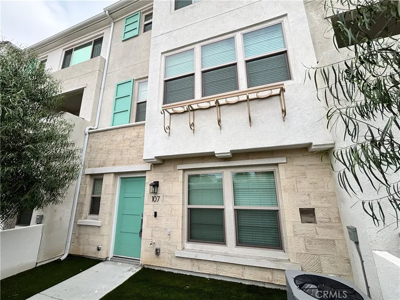 107 E Knox, La Habra, CA 90631