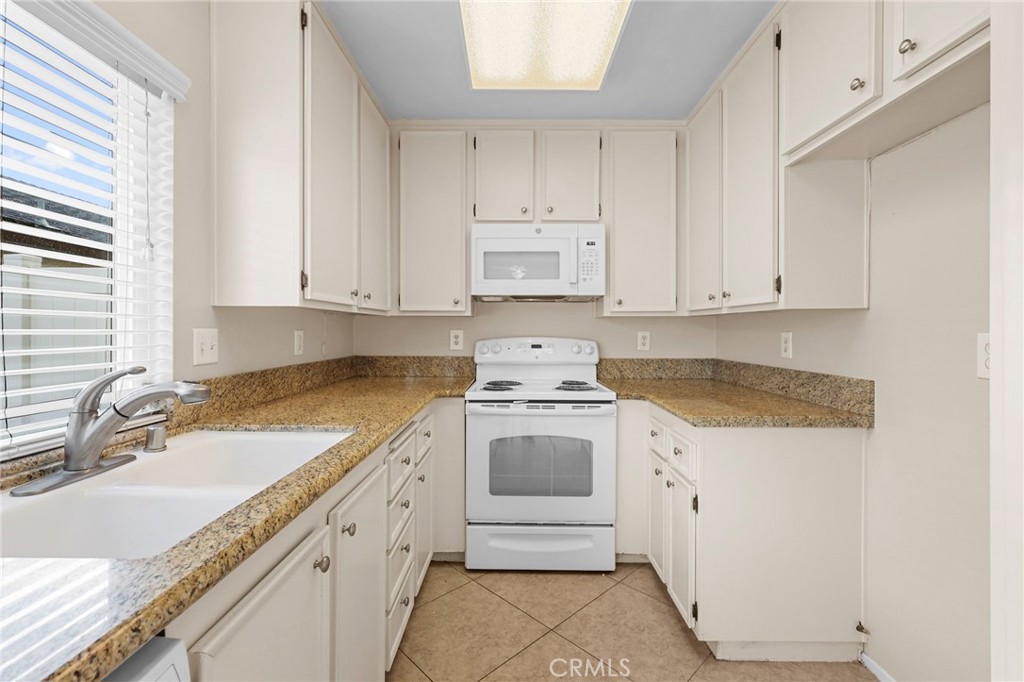 Kitchen - 1401 Cheltenham Lane, La Habra CA 90631 - photo 9