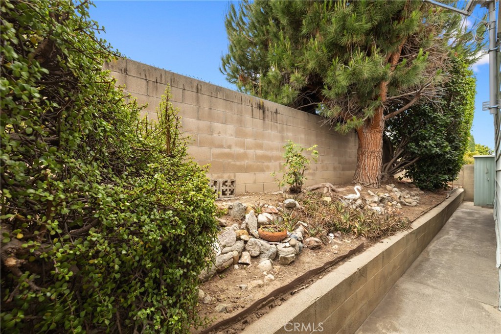 Private backyard. Room for a garden. - 2310 lake glen 52, La Habra CA 90631 - photo 17