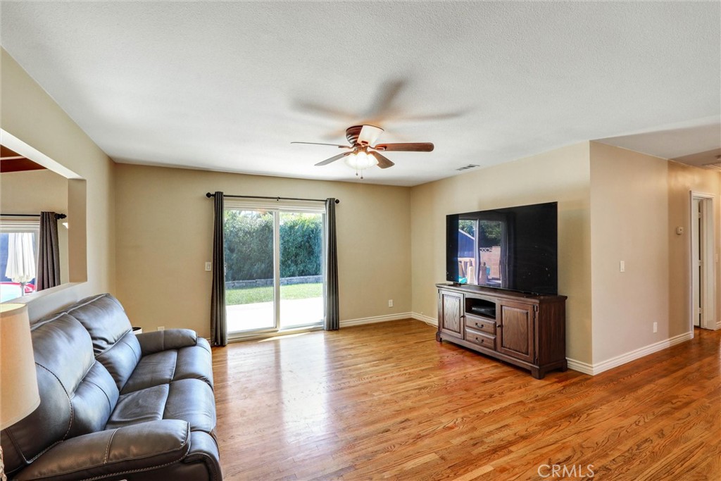 Living room - 550 Kern, La Habra CA 90631 - photo 9