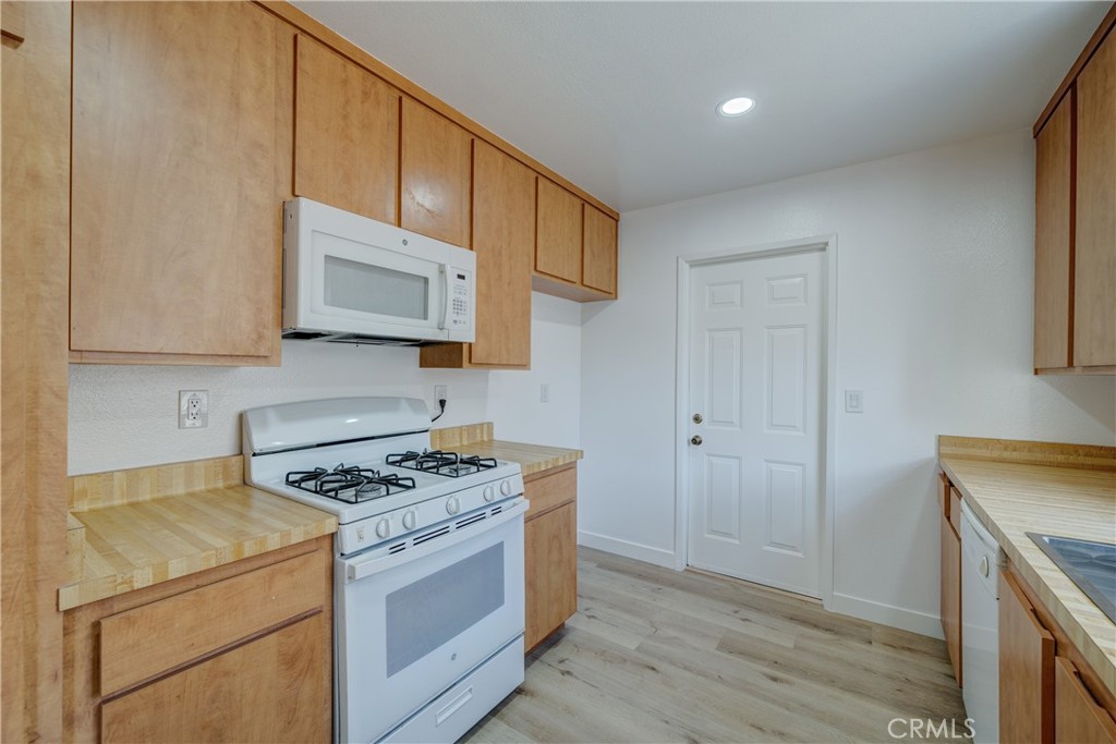 Kitchen with gas stove and cabinetry - 750 Hartford Lane, La Habra CA 90631 - photo 13