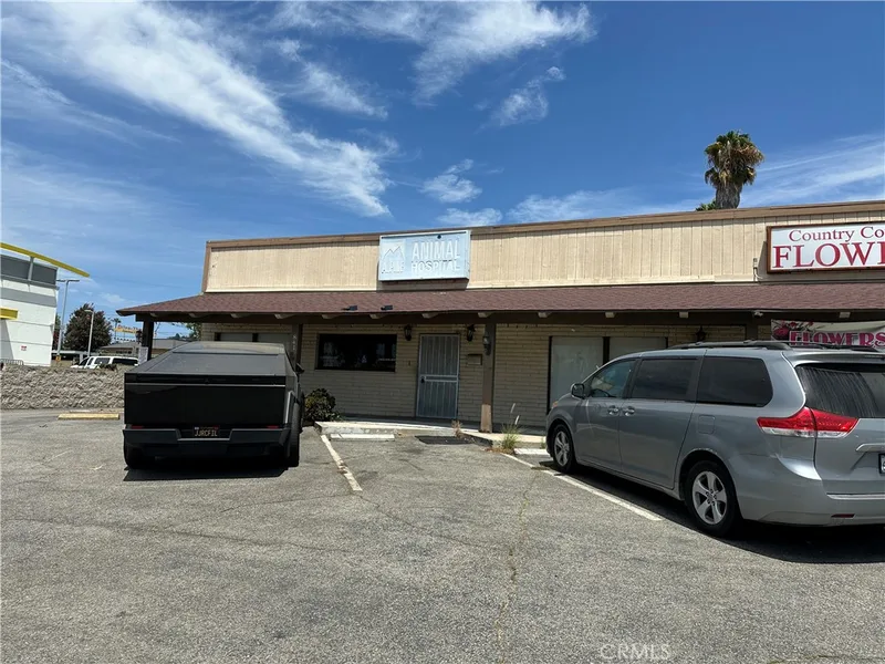 841 E Whittier, La Habra, CA 90631