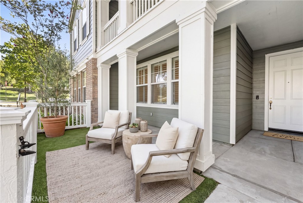 Charming front patio ~ virtually staged - 123 Sklar 37, Ladera Ranch CA 92694 - photo 2