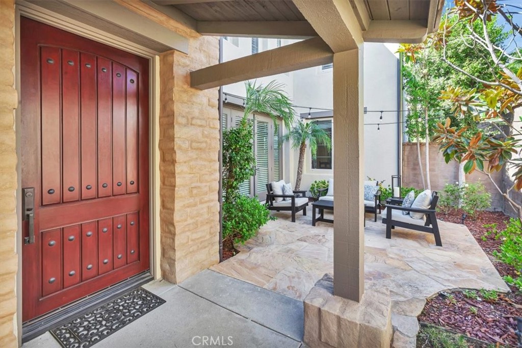 Front door entrance with courtyard sitting area. - 15 Julia Street, Ladera Ranch CA 92694 - photo 6