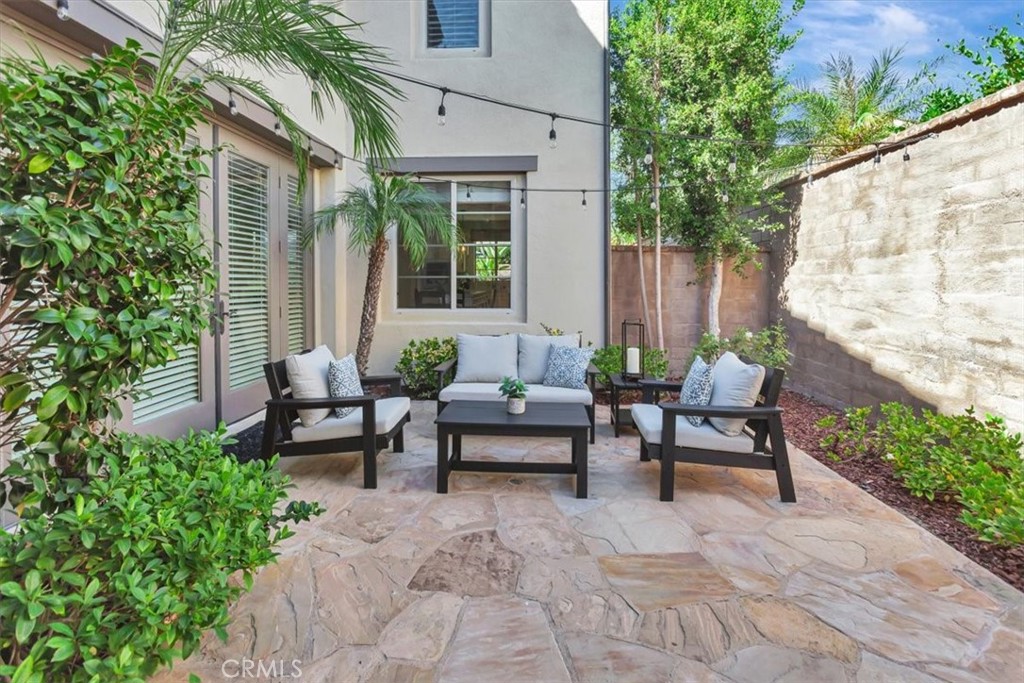 Courtyard/side yard area. - 15 Julia Street, Ladera Ranch CA 92694 - photo 7