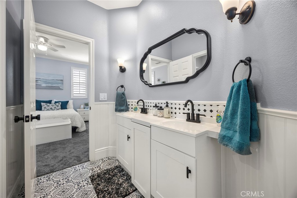 Shared bath for upstairs bedrooms #2 and #3. - 16 Kempton Lane, Ladera Ranch CA 92694 - photo 48