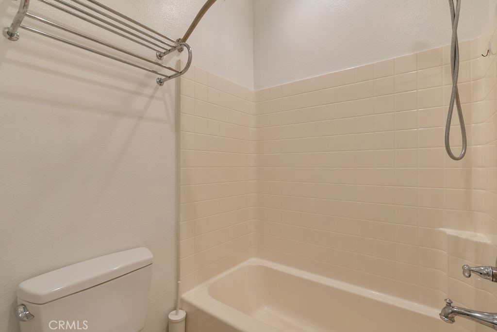Upstairs full bath - 20 Orange Blossom Circle, Ladera Ranch CA 92694 - photo 29