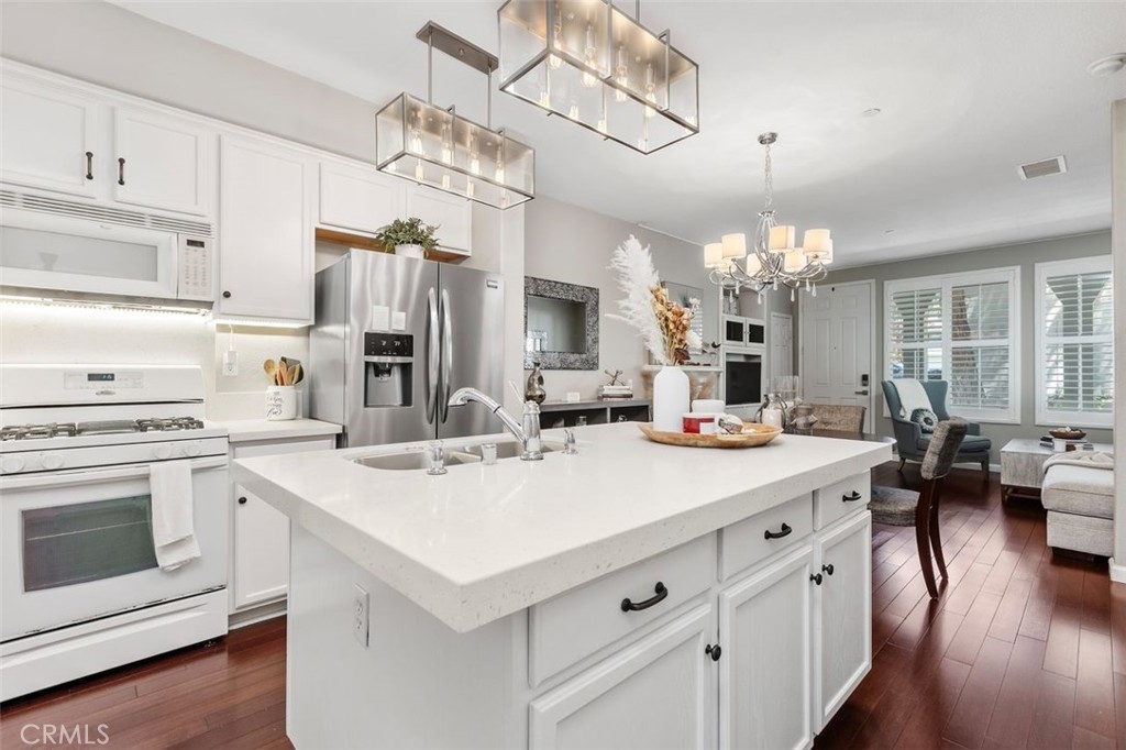 Quartz counter tops and designer backsplash. Large center island , perfect for meal prep or entertaining. - 25 Platinum, Ladera Ranch CA 92694 - photo 19