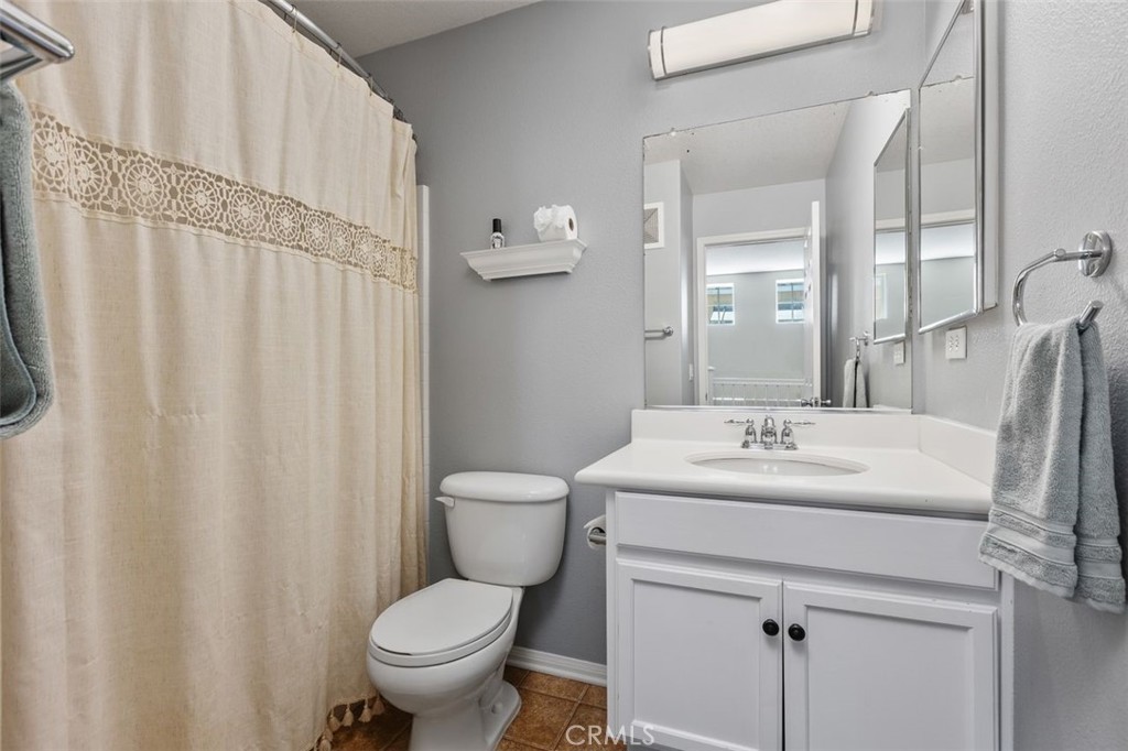 Upstairs full bath that service the secondary bedrroms. - 25 Platinum, Ladera Ranch CA 92694 - photo 30