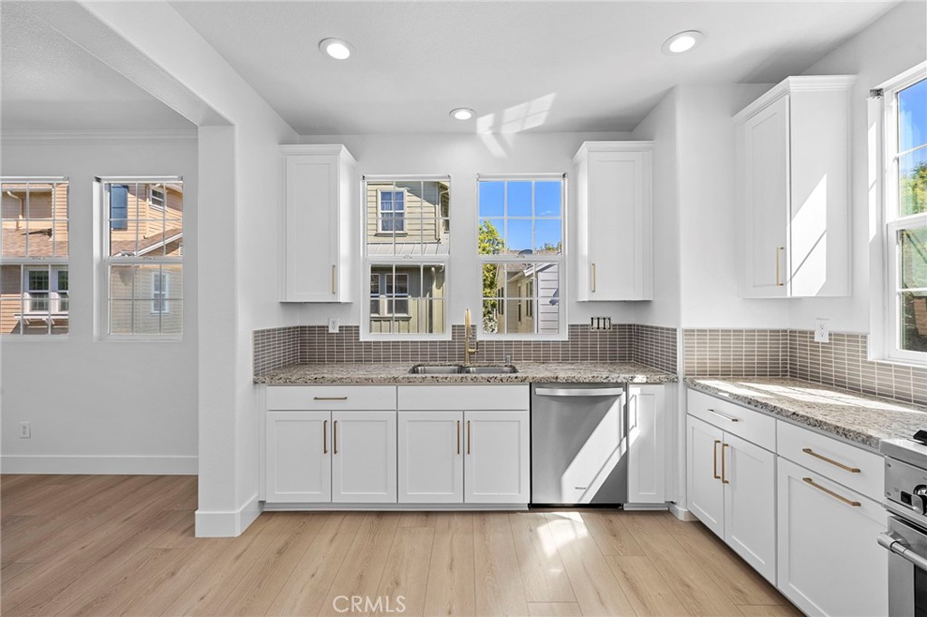 Spacious kitchen open to secondary eating area - 27 Rinehart, Ladera Ranch CA 92694 - photo 17