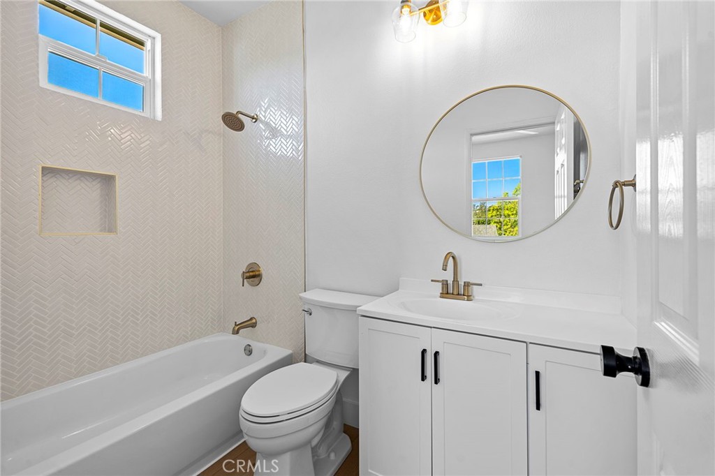 Ensuite bathroom 2 - 27 Rinehart, Ladera Ranch CA 92694 - photo 29