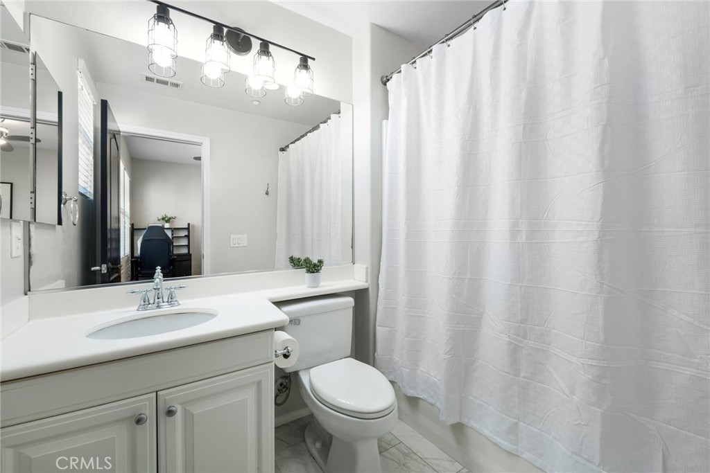 Second Bedroom en-suite Bath - 34 Clifford Ln, Ladera Ranch CA 92694 - photo 37