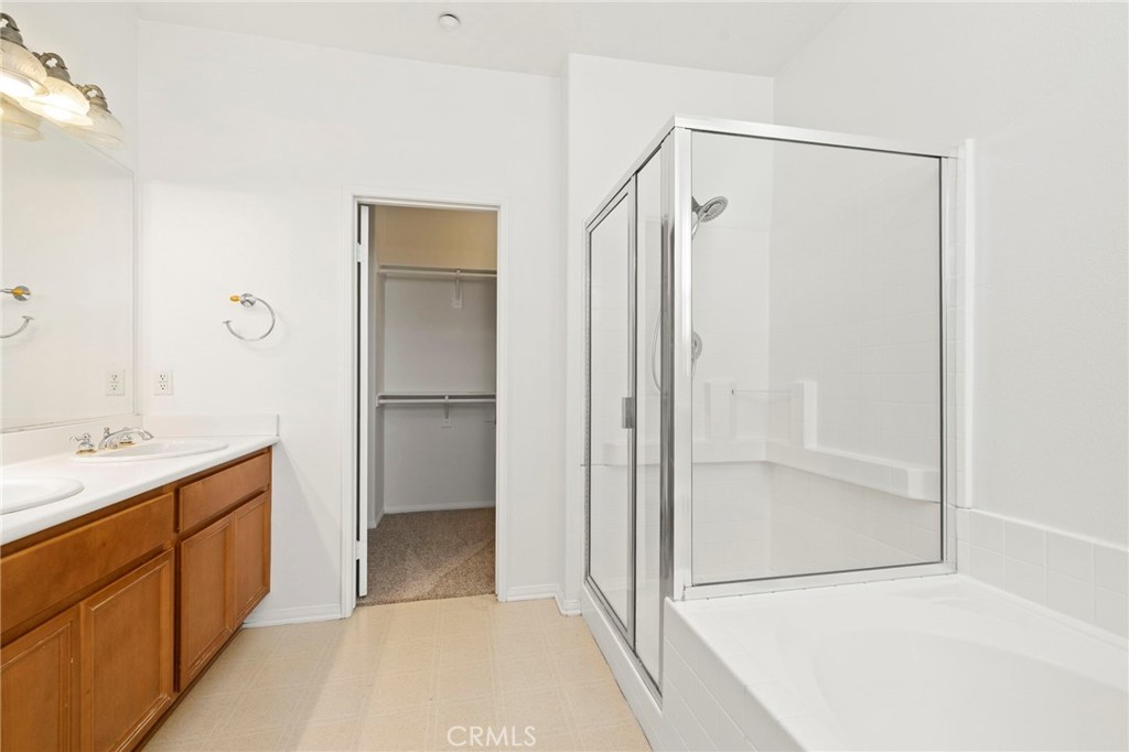 Dual sink master bathroom with separate shower and tub. - 4 Toribeth Street 8, Ladera Ranch CA 92694 - photo 8