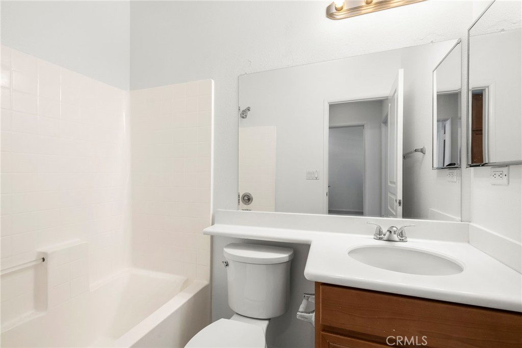 Full bath with shower tub combo. - 4 Toribeth Street 8, Ladera Ranch CA 92694 - photo 13
