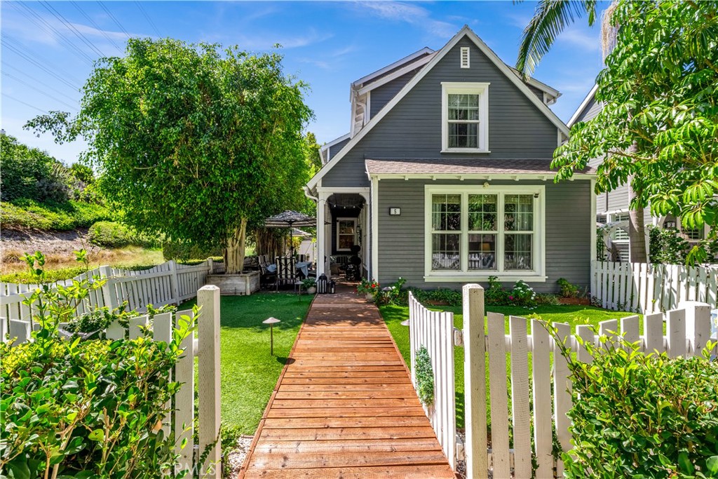 Large front wrap-around yard with white picket fence plus wood pathway and wired exterior lights. - 5 Surrey Farm, Ladera Ranch CA 92694 - photo 10