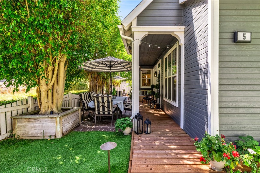 Low maintenance turf + mature trees line the enclosed front and side yard. - 5 Surrey Farm, Ladera Ranch CA 92694 - photo 13