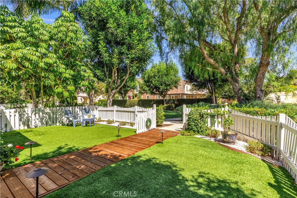 Low maintenance turf + mature trees line the enclosed front and side yard. - 5 Surrey Farm, Ladera Ranch CA 92694 - photo 14