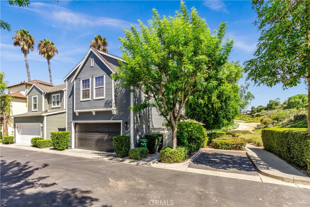 Direct-access 2-car garage plus convenient shared parking space next to home - 5 Surrey Farm, Ladera Ranch CA 92694 - photo 16