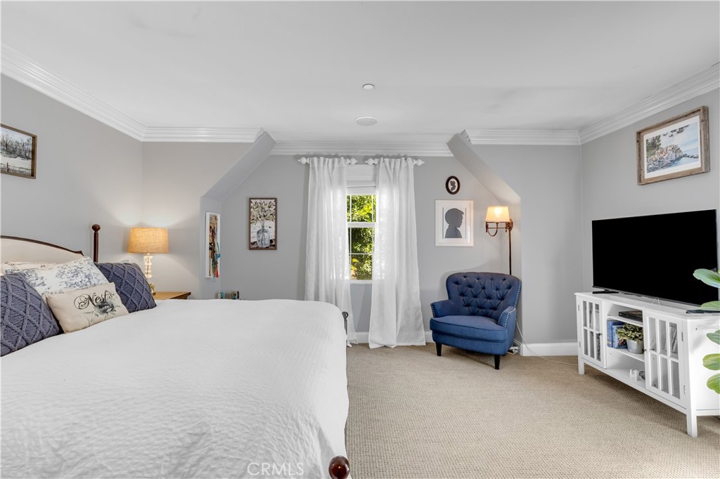 Master Bedroom features crown moulding, private balcony and 2 closets - 5 Surrey Farm, Ladera Ranch CA 92694 - photo 28