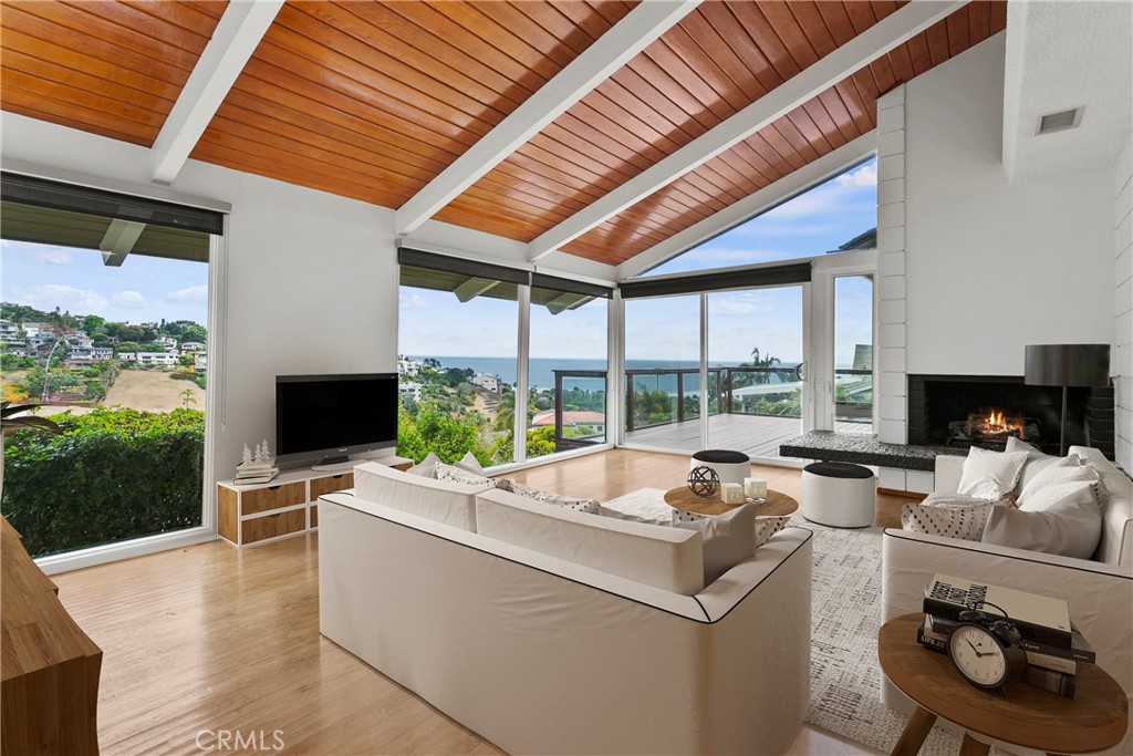 Your furniture will fit well in this very open, vaulted ceiling great room. There is a sense of beauty, tranquility and - 1007 Flamingo Road, Laguna Beach CA 92651 - photo 1