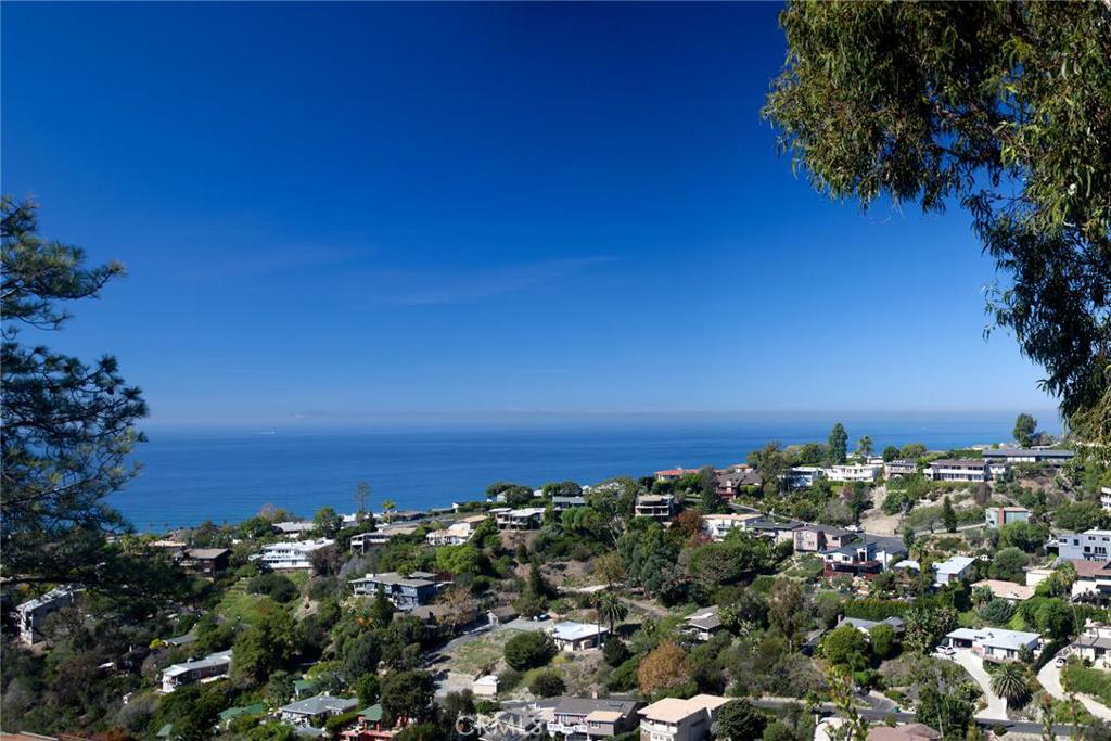 Unobstructed ocean views from this home located at the end of Madison Place. - 1008 Madison Place, Laguna Beach CA 92651 - photo 1