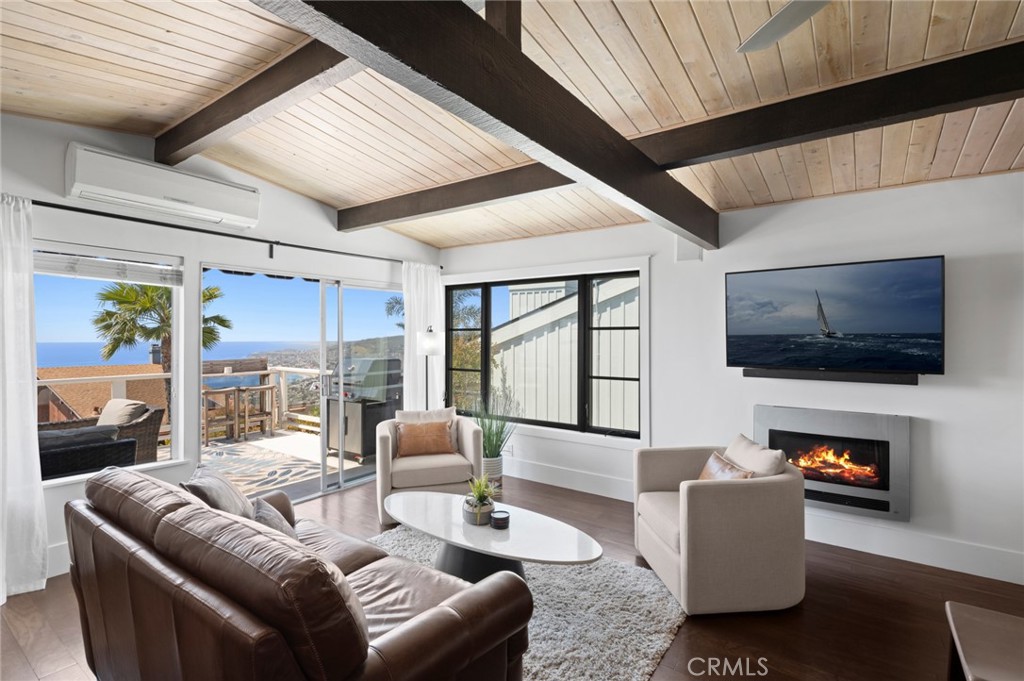 Accented by exposed beam ceilings and walls of glass, the interiors are thoughtfully designed to maximize natural light - 1029 Katella, Laguna Beach CA 92651 - photo 1