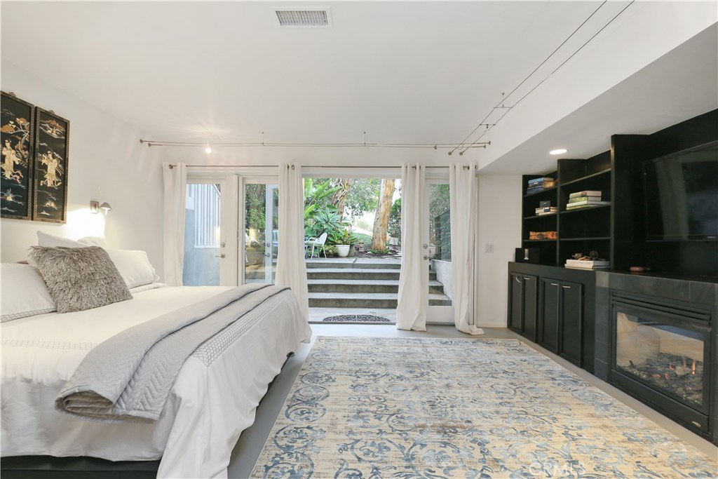 1040 Oro Street, Laguna Beach CA 92651 - photo 1