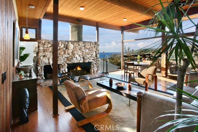 STUNNING LIVING ROOM BOASTS MID-CENTURY MODERN STYLE, BAMBOO FLOORING, CEDAR PANELING, GORGEOUS VIEWS, SPACIOUS OUTDOOR - 1063 Van Dyke Drive, Laguna Beach CA 92651 - photo 1