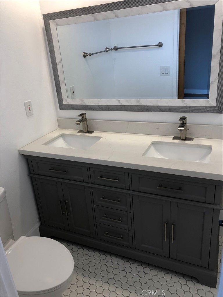 Main bathroom with double sinks - 1064 Santa Ana, Laguna Beach CA 92651 - photo 8