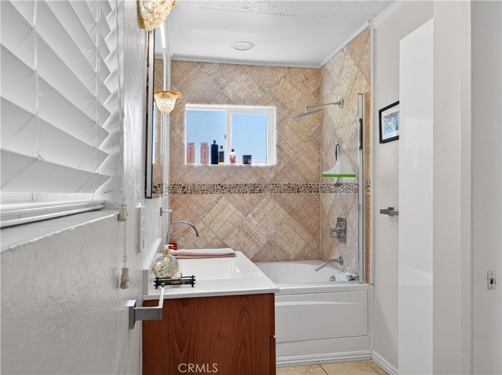 Luxurious Bathroom with Soaking Tub - 1080 Noria, Laguna Beach CA 92651 - photo 28