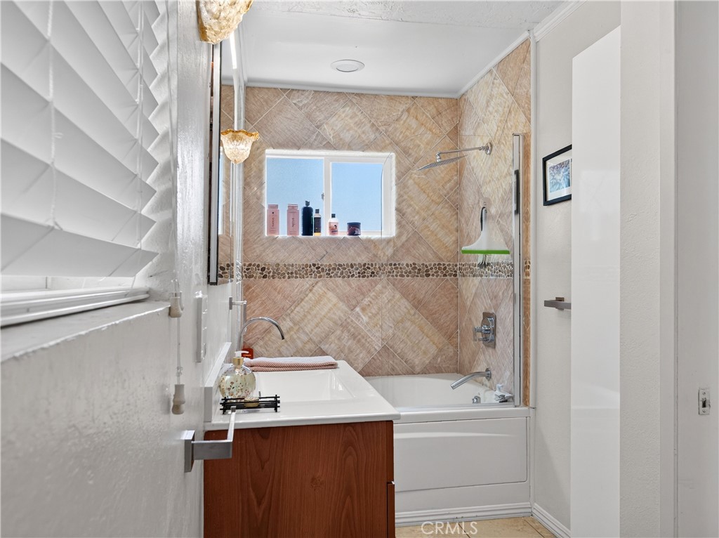 Luxurious Bathroom with Soaking Tub - 1080 Noria, Laguna Beach CA 92651 - photo 28