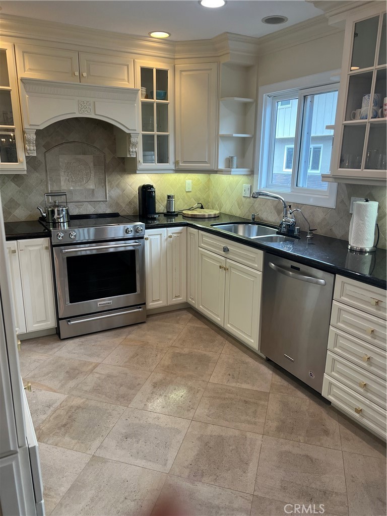 Kitchen - 110 Blue Lagoon, Laguna Beach CA 92651 - photo 6