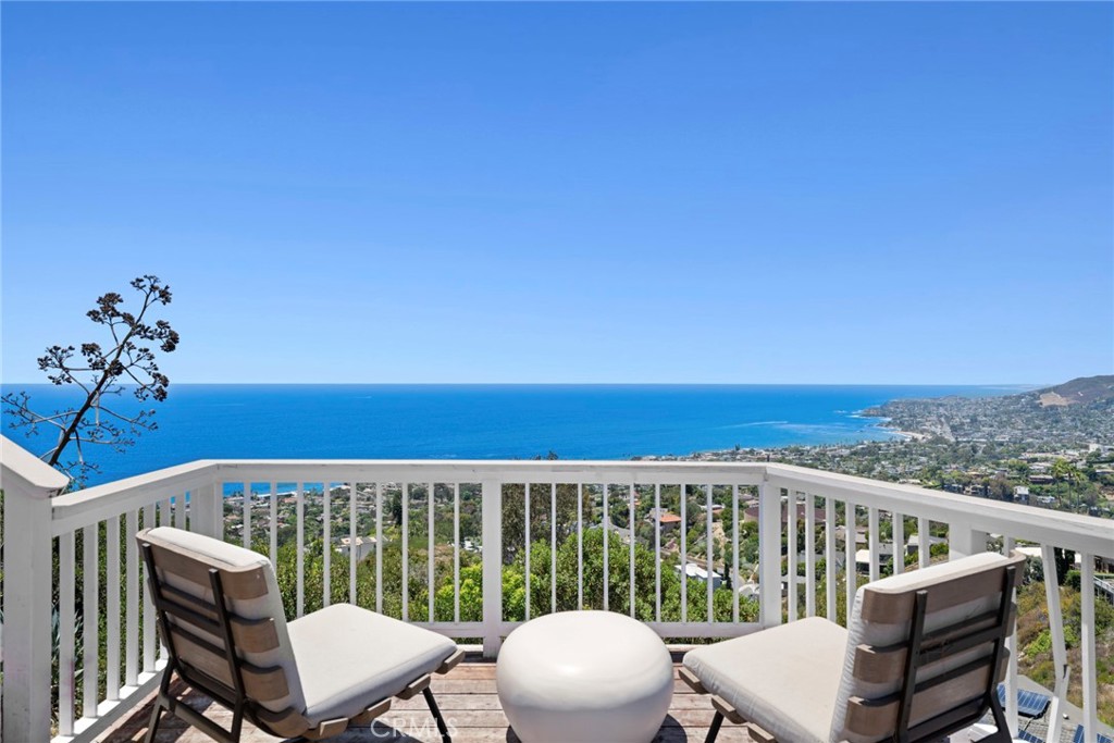 Stunning vistas begin at the driveway and continue to unfold throughout the home's indoor and outdoor living spaces. - 1105 Summit Drive, Laguna Beach CA 92651 - photo 3