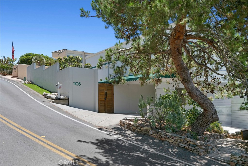 1105 Summit Drive, Laguna Beach CA 92651 - photo 23
