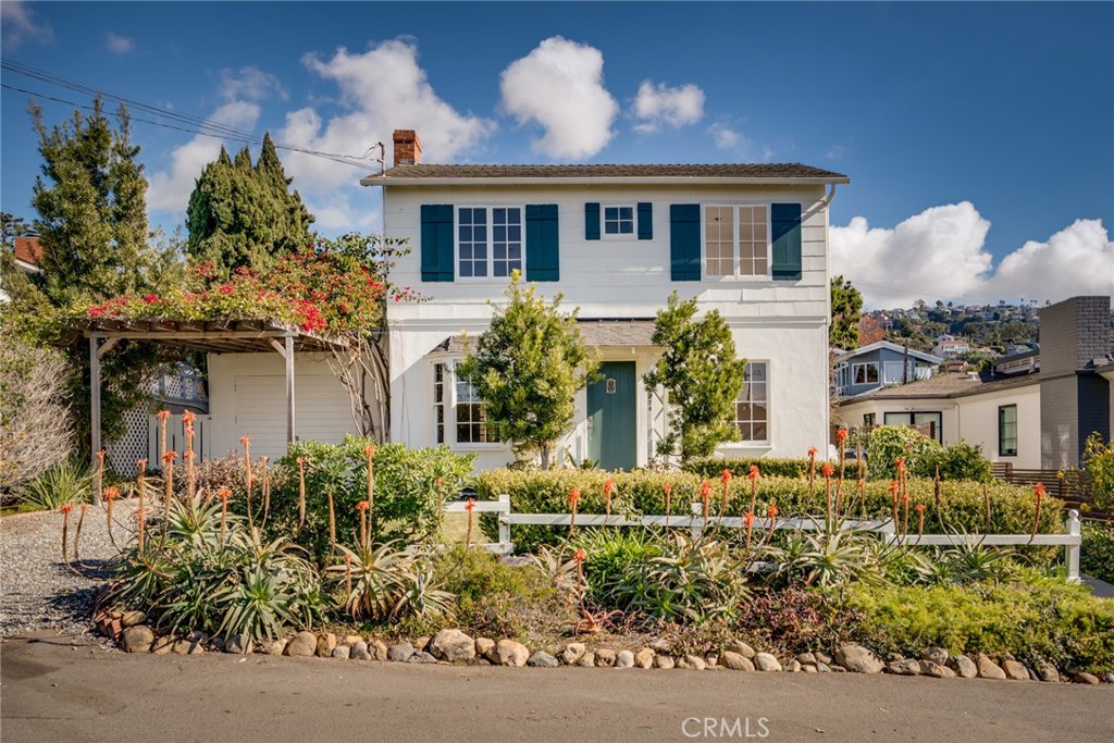 Historic Laguna Beach Bungalow. - 1224 Brangwyn Way, Laguna Beach CA 92651 - photo 1