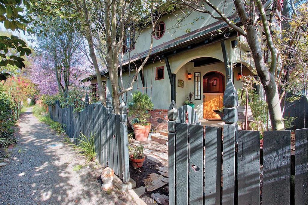 Welcome to 1225 Roosevelt Lane where country meets ocean close living, through pebbled pathways to this Craftsman style - 1225 Roosevelt Lane, Laguna Beach CA 92651 - photo 1