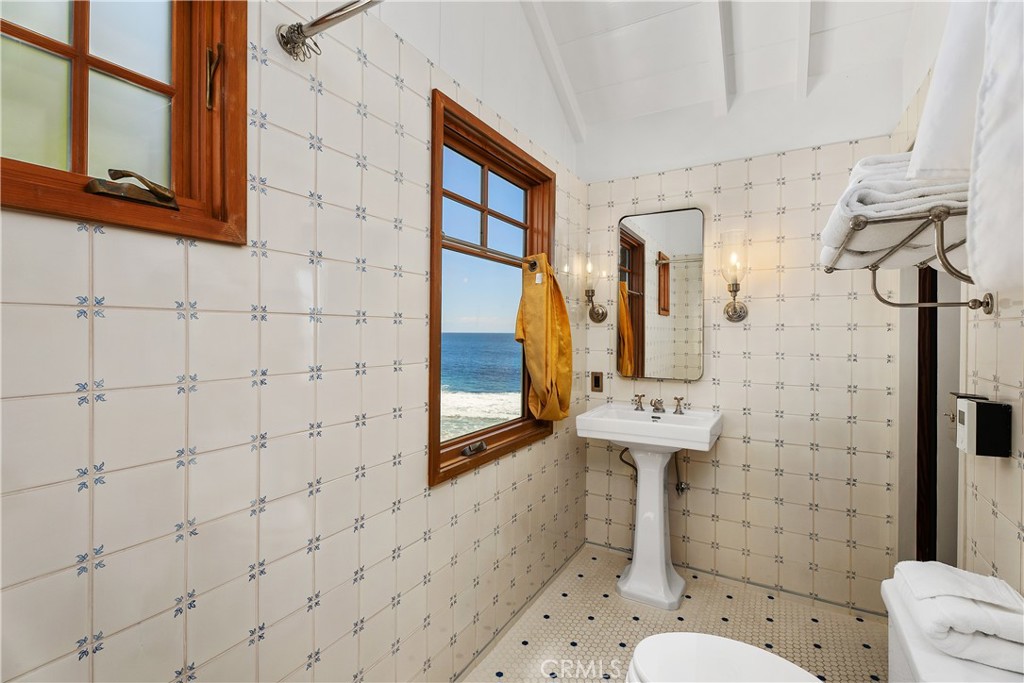 125 Saint Anns Drive, Laguna Beach CA 92651 - photo 18
