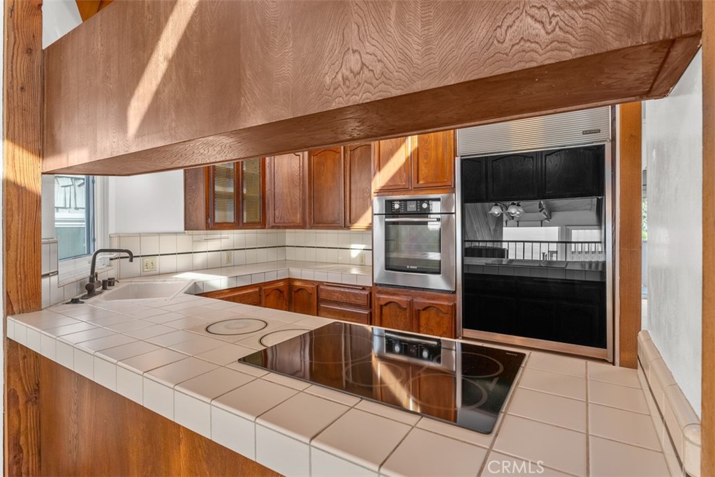 Induction cooktop and breakfast bar - 1325 La Mirada Street, Laguna Beach CA 92651 - photo 16